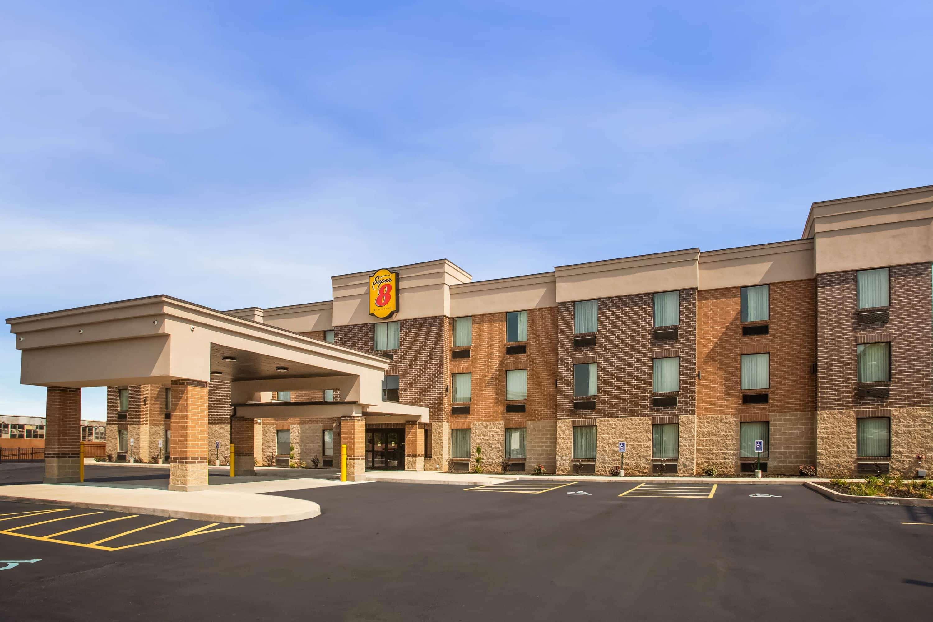 Super 8 By Wyndham St. Louis North Hotel Exterior photo