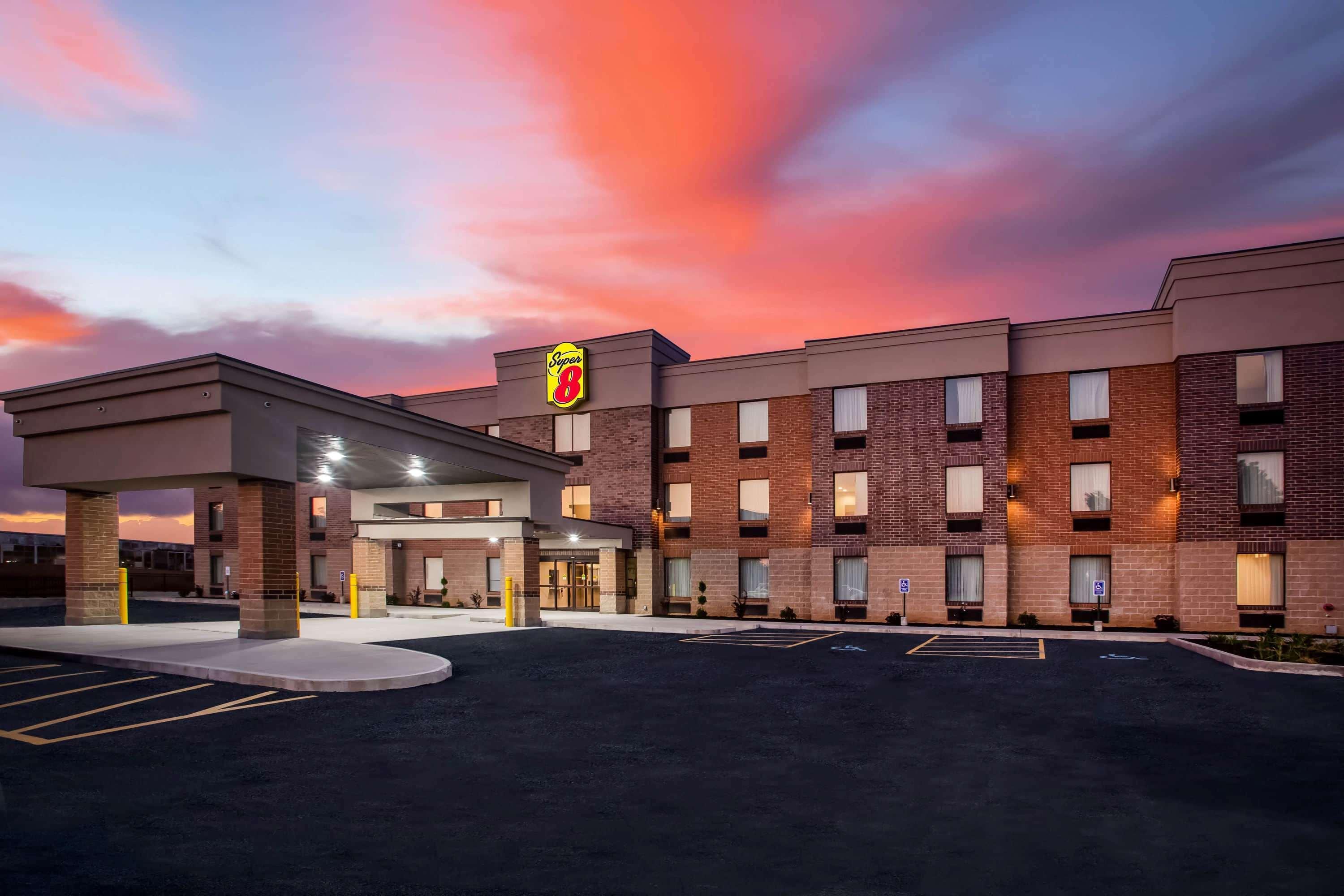 Super 8 By Wyndham St. Louis North Hotel Exterior photo