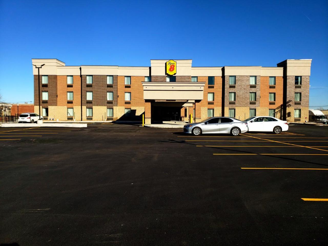 Super 8 By Wyndham St. Louis North Hotel Exterior photo